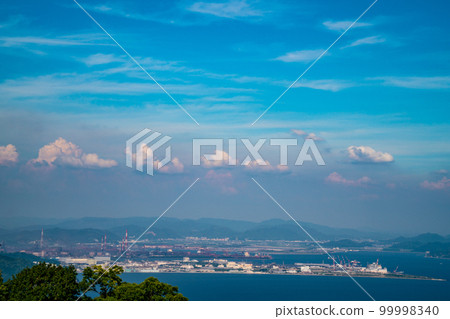Fukuyama City and Kasaoka Bay Reclaimed Land 1 in early autumn seen from the Numakuma Observatory on the Fukuyama Green Line Fukuyama City, Hiroshima Prefecture Fukuyama City and Kasaoka Bay Reclaimed Land 1 in early autumn seen from the Numakuma Observatory on the Fukuyama Green Line Fukuyama City, Hiroshima Prefecture 99998340
