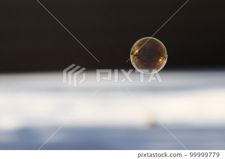 Chitose City, Hokkaido, Soap bubbles falling on the snow field [February] 99999779