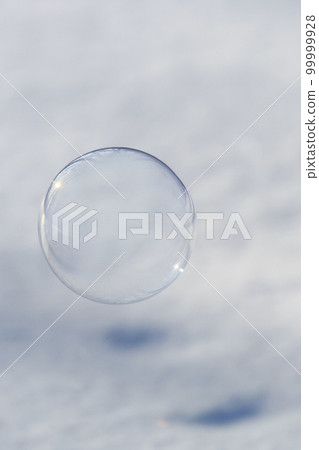 Chitose City, Hokkaido, Soap bubbles falling on the snow field [February] 99999928