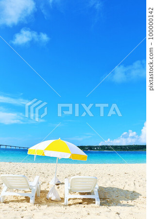 沖繩宮古島的夏天 藍天和沙灘傘 100000142