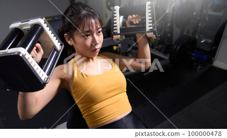 Young woman doing strength training at the gym Young woman doing strength training at the gym 100000478