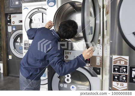 維護投幣式洗衣機的工人 維護投幣式洗衣機的工人 100000888