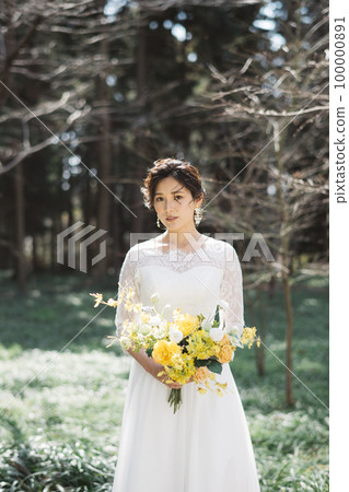 bride with bridal wedding image bouquet 100000891