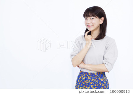 一個三十多歲的女人笑著思考 100000913