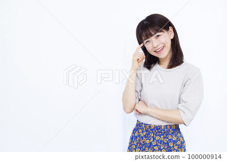 一個三十多歲的女人笑著思考 100000914