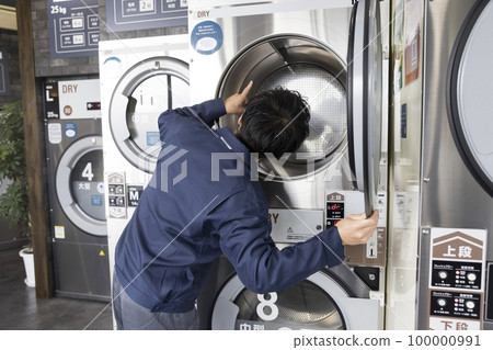 A worker man who maintains a coin laundry 100000991