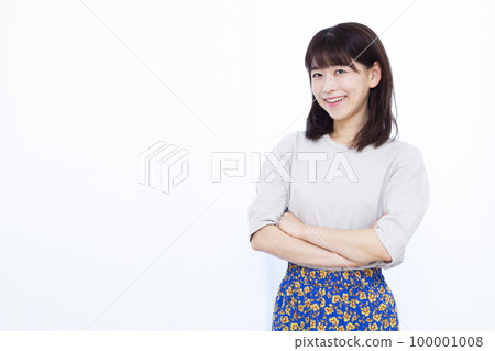 A woman in her thirties thinking with her arms crossed 100001008