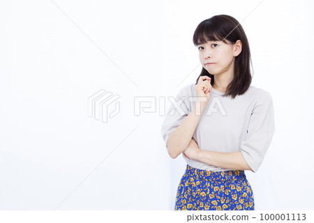 A woman in her thirties who is worried 100001113