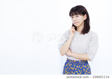 A woman in her thirties who is worried 100001114