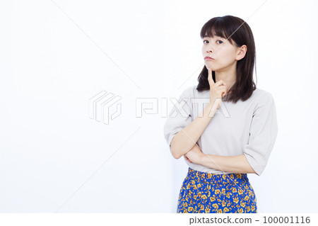 A woman in her thirties who is worried 100001116