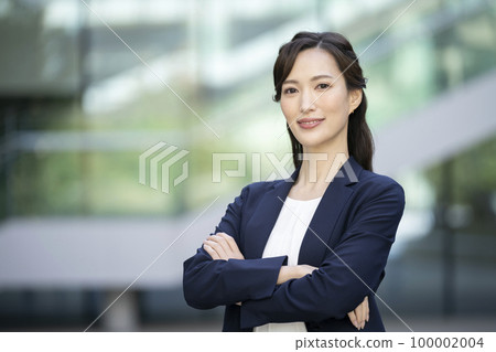 30多歲的女商人看著相機人像攝影合作“LINK FOREST” 30多歲的女商人看著相機人像攝影合作“LINK FOREST” 100002004