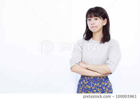 A woman in her thirties who is angry with her arms folded 100003961