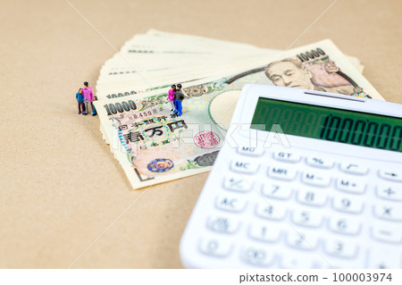 Money, calculator and miniature dolls Money, calculator and miniature dolls 100003974