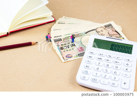 Money, calculator and miniature dolls Money, calculator and miniature dolls 100003975