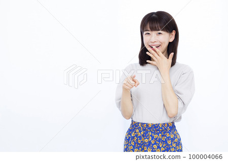 一個笑著驚訝的三十多歲的女人 100004066