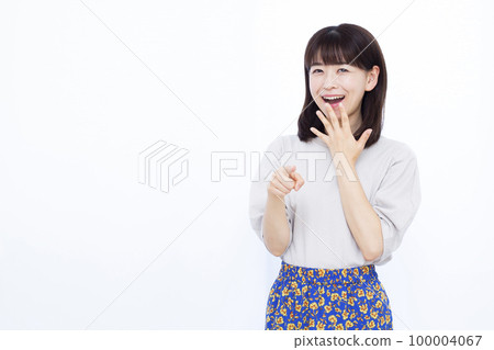 一個笑著驚訝的三十多歲的女人 100004067