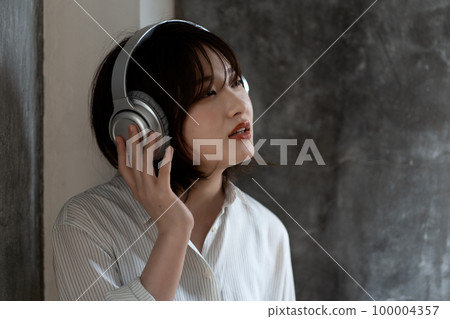 用耳機聽音樂的 Z 世代女性 100004357