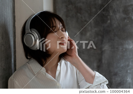用耳機聽音樂的 Z 世代女性 100004364
