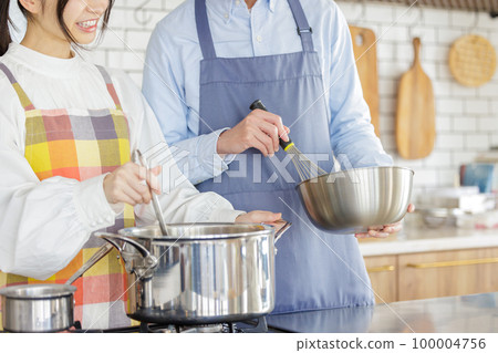 couple cooking together in the kitchen 100004756