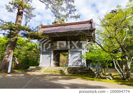 秋田仁香保的初夏，新綠中的觀萬寺門 100004774