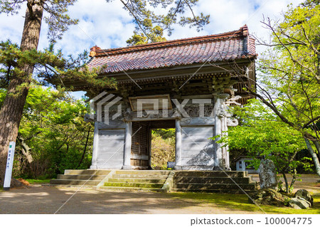 Akita Nikaho's early summer, Kanmanji temple gate in the fresh greenery 100004775