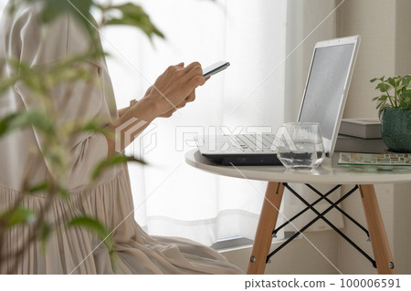 A woman who hits a smartphone for business A woman who hits a smartphone for business 100006591