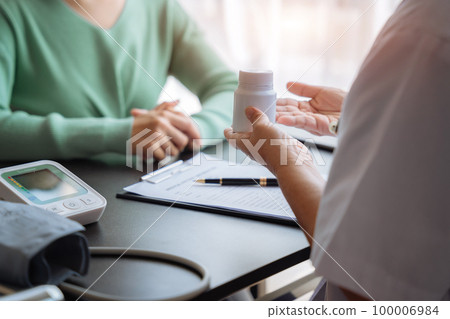 Therapist demonstrates the distribution of medication to the patient. Therapist demonstrates the distribution of medication to the patient. 100006984
