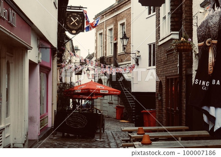 A corner back street in a fashionable cityscape where historical traces remain around Windsor Castle, England A corner back street in a fashionable cityscape where historical traces remain around Windsor Castle, England 100007186