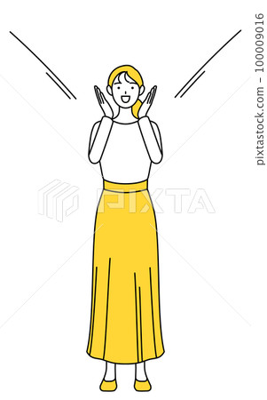 一個穿著便服的年輕女人把手放在嘴上打電話 一個穿著便服的年輕女人把手放在嘴上打電話 100009016