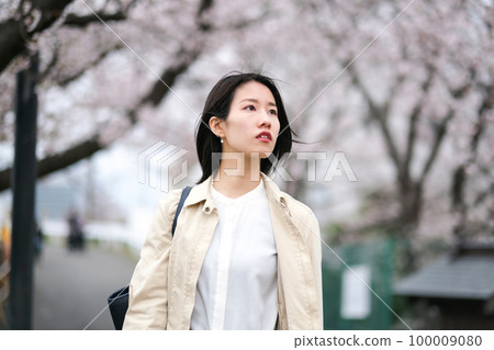 看在盛開的一位小姐櫻花 100009080