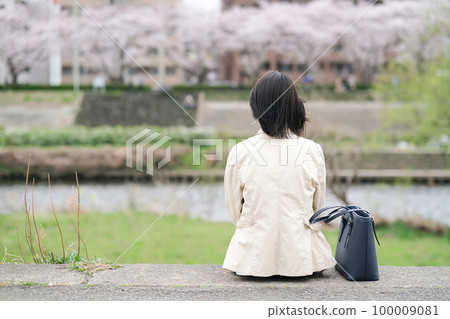 一個女人看著櫻花的背影 一個女人看著櫻花的背影 100009081