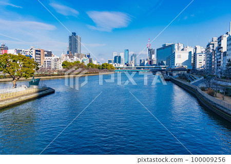 大阪市天滿橋方向沿堂島川的街景 大阪市天滿橋方向沿堂島川的街景 100009256