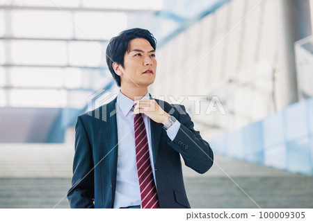 站立在辦公室大廳的商人 站立在辦公室大廳的商人 100009305