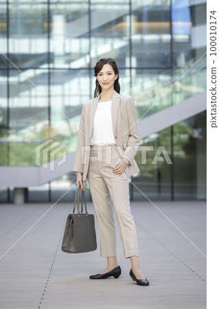 Business woman in her 30s looking at the camera full body portrait photography cooperation "LINK FOREST" 100010174