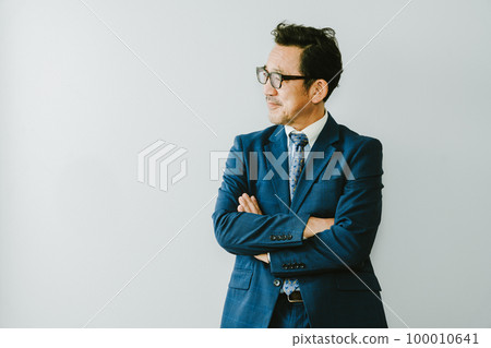 戴白底眼鏡的 50 多歲日本商人 戴白底眼鏡的 50 多歲日本商人 100010641