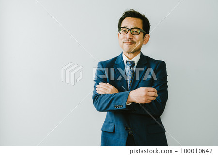 戴白底眼鏡的 50 多歲日本商人 戴白底眼鏡的 50 多歲日本商人 100010642