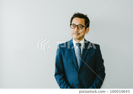 Japanese businessman in his 50s wearing glasses with a white background 100010643
