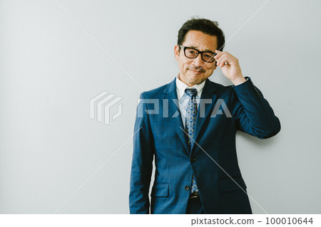 戴白底眼鏡的 50 多歲日本商人 戴白底眼鏡的 50 多歲日本商人 100010644
