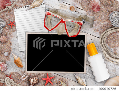 Summer trip concept 100010726