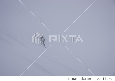 北海道阿布塔郡俱知安町新雪谷安努普利偏遠礦區溪流滑雪的單板滑雪者 北海道阿布塔郡俱知安町新雪谷安努普利偏遠礦區溪流滑雪的單板滑雪者 100011270