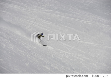 滑雪者在北海道阿布塔郡俱知安町 Niseko Annupuri 西山脊的偏遠地區滑雪 滑雪者在北海道阿布塔郡俱知安町 Niseko Annupuri 西山脊的偏遠地區滑雪 100011296
