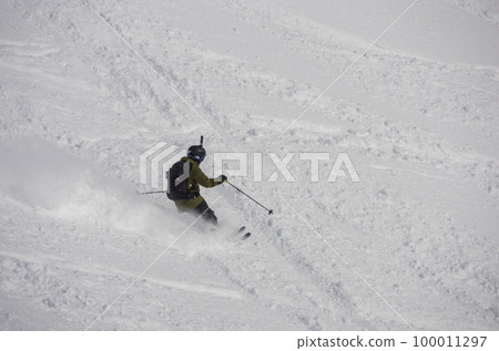 滑雪者在北海道阿布塔郡俱知安町 Niseko Annupuri 西山脊的偏遠地區滑雪 滑雪者在北海道阿布塔郡俱知安町 Niseko Annupuri 西山脊的偏遠地區滑雪 100011297