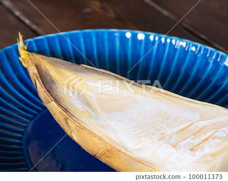 Cross section of boiled bamboo shoots. Vegetables in season in spring. 100011373
