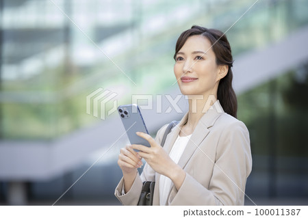 一位拿著智能手機的女商人，攝影合作“LINK FOREST” 100011387