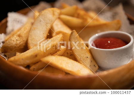 delicious fries and ketchup 100011437