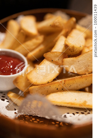 delicious fries and ketchup 100011439