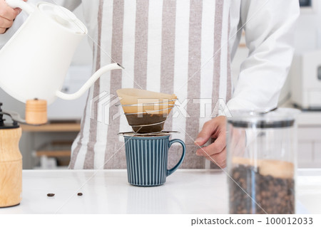A man in his 40s drinking coffee A man in his 40s drinking coffee 100012033