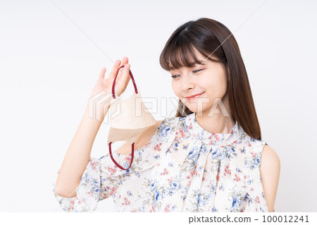 去除面具的年輕女子 100012241