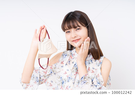 去除面具的年輕女子 100012242