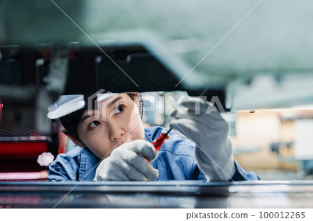 執行機器維護和檢查的女工程師 100012265